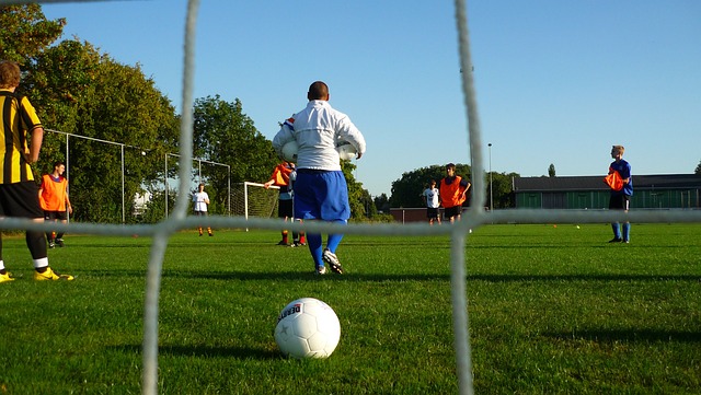 在防守中努 在防守中努